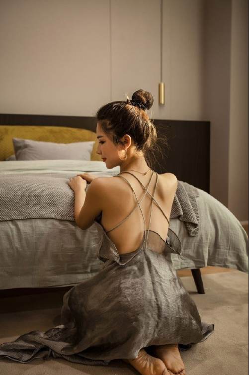 吊带美女美背洁白无瑕唯美写真图片 8