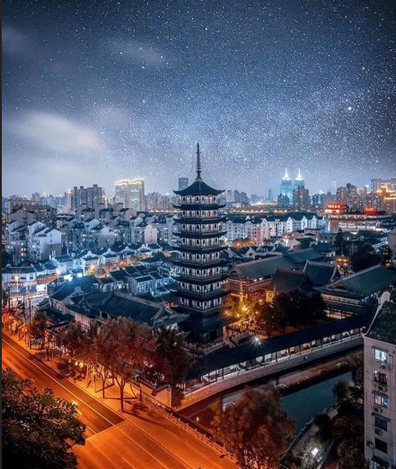 上海夜景灯光璀璨的外滩夜景图片 8