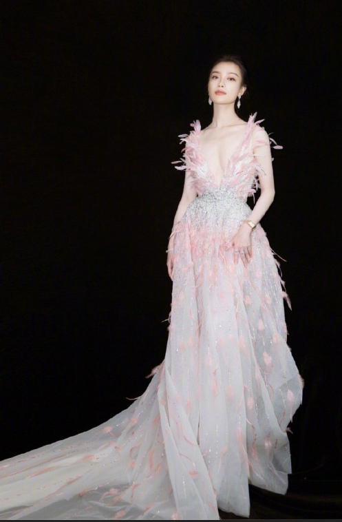 中国美女明星倪妮2019礼服LOOK身材颜值都很能扛 3