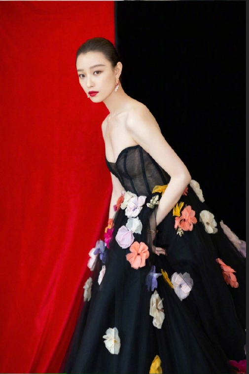 中国美女明星倪妮2019礼服LOOK身材颜值都很能扛 5