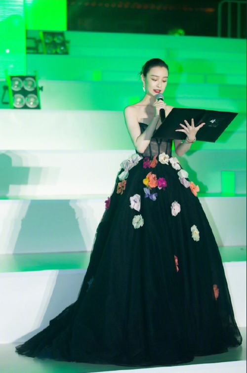 中国美女明星倪妮2019礼服LOOK身材颜值都很能扛 6