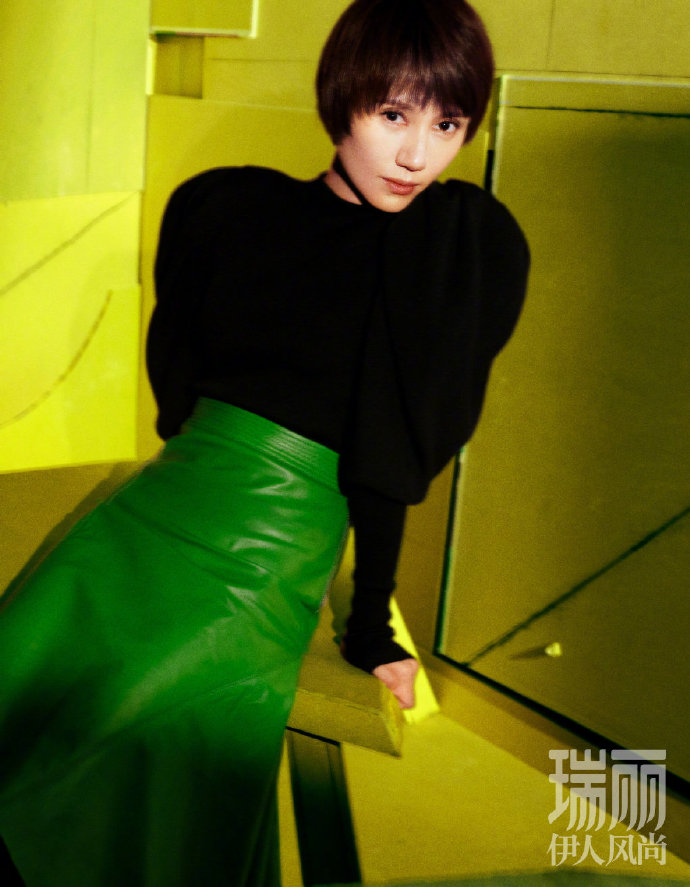 中国美女演员袁泉短发红唇登上《瑞丽》封面图片 2