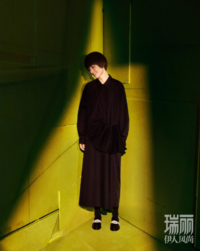 中国美女演员袁泉短发红唇登上《瑞丽》封面图片 6