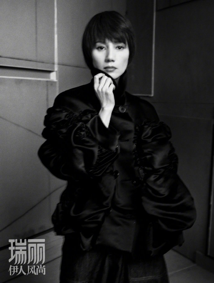中国美女演员袁泉短发红唇登上《瑞丽》封面图片 7