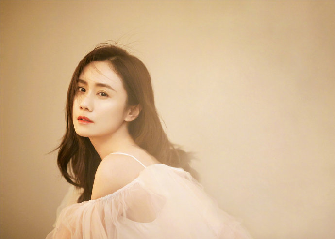 中国美女明星刘芸生日写真柔美彩虹仙女裙图片 3