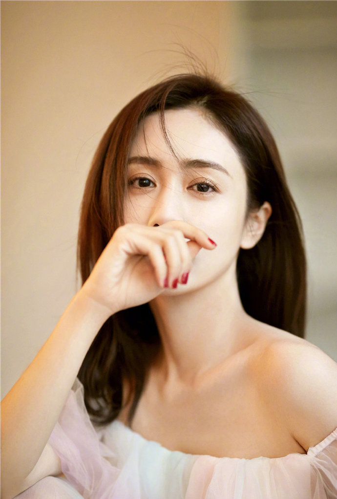 中国美女明星刘芸生日写真柔美彩虹仙女裙图片 4