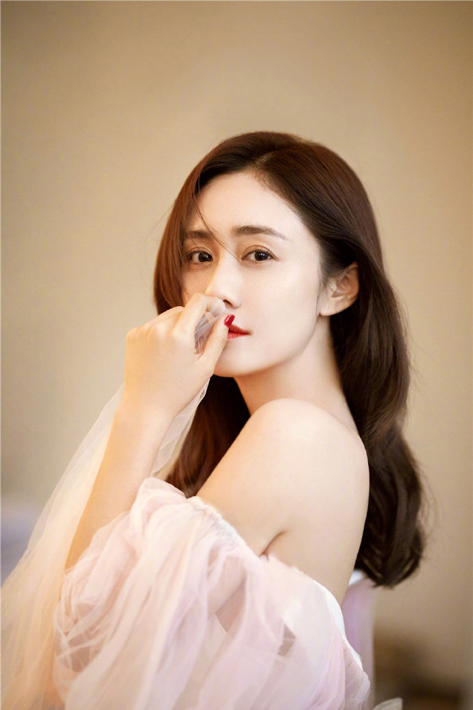中国美女明星刘芸生日写真柔美彩虹仙女裙图片 5