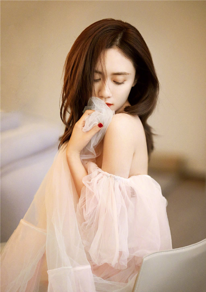 中国美女明星刘芸生日写真柔美彩虹仙女裙图片 6