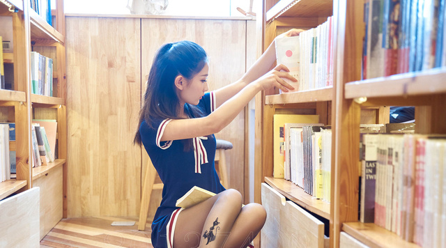 图书馆里清纯mm美女图片 4