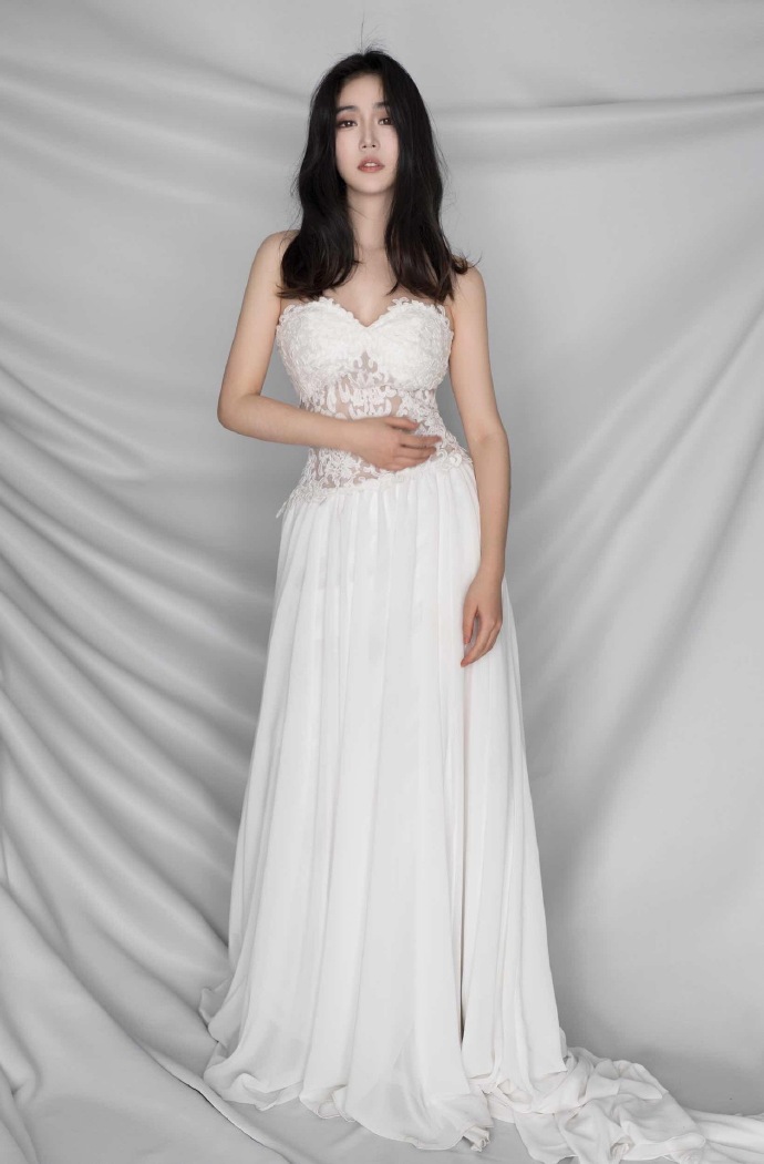 唇红齿白的小仙女白衣天使长裙美女图片 2