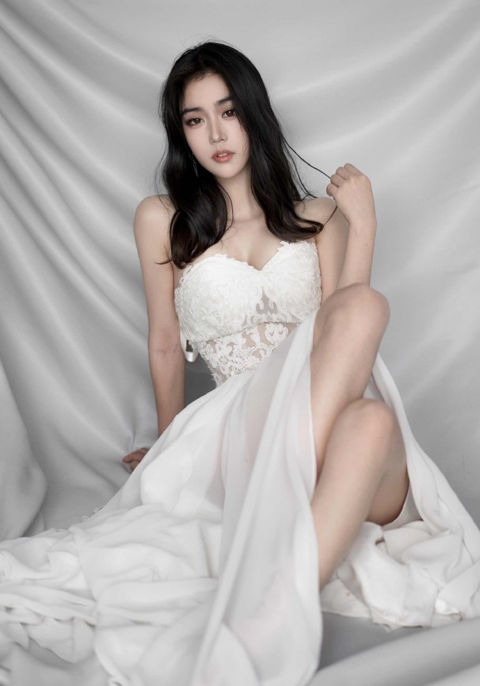唇红齿白的小仙女白衣天使长裙美女图片 3