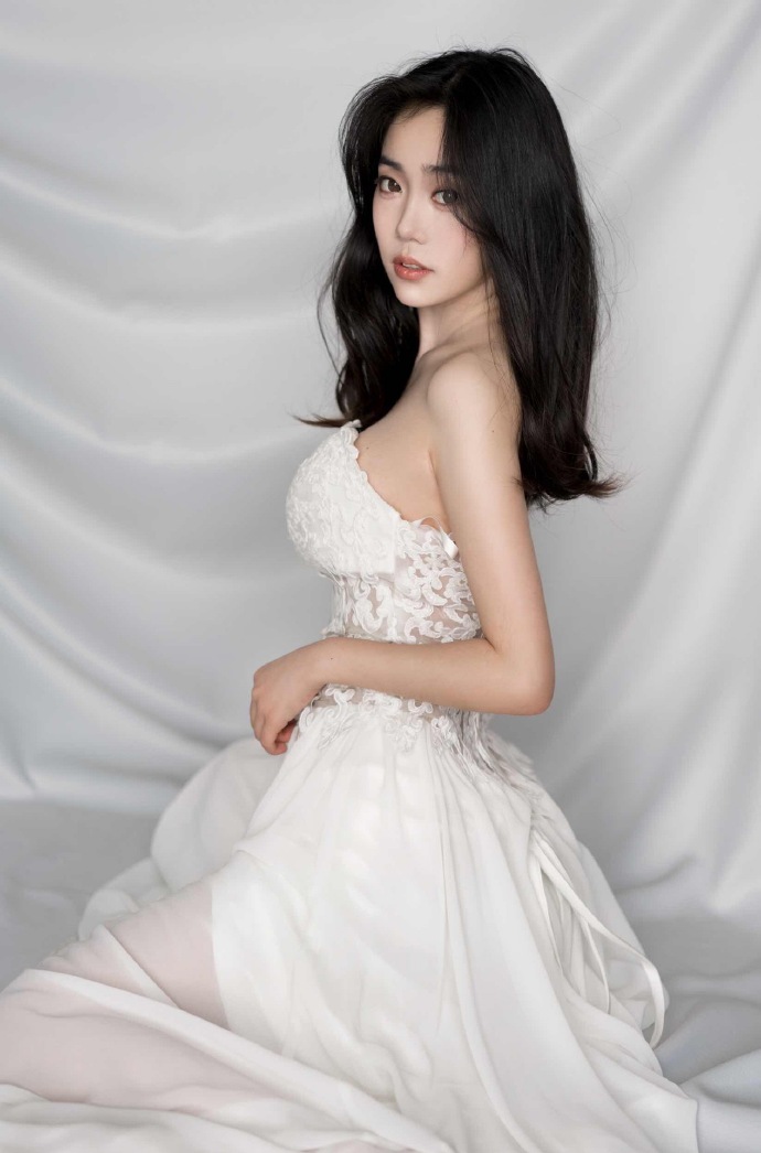 唇红齿白的小仙女白衣天使长裙美女图片 5