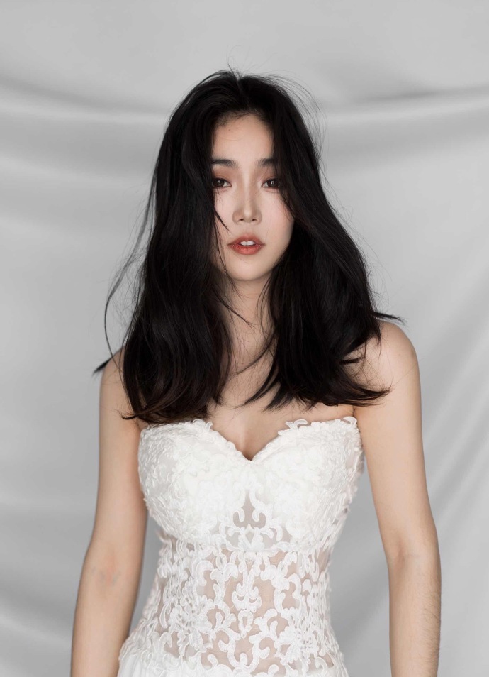 唇红齿白的小仙女白衣天使长裙美女图片 6