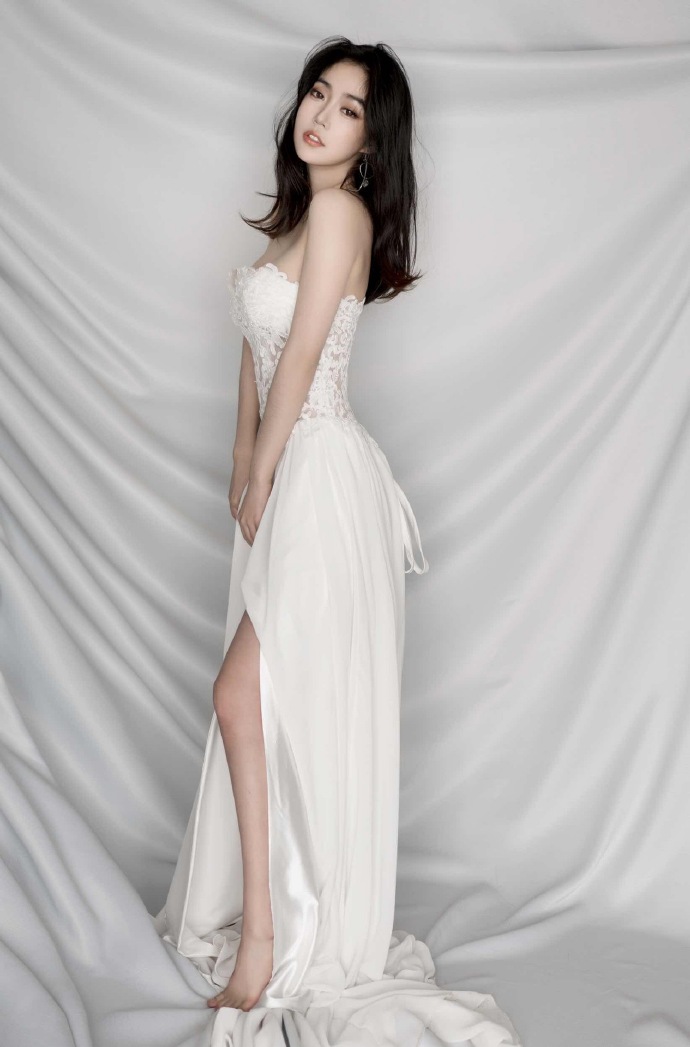 唇红齿白的小仙女白衣天使长裙美女图片 7
