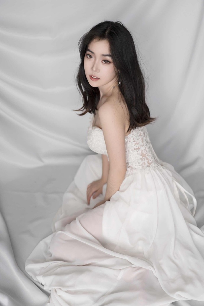 唇红齿白的小仙女白衣天使长裙美女图片 8
