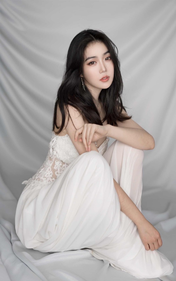 唇红齿白的小仙女白衣天使长裙美女图片 9