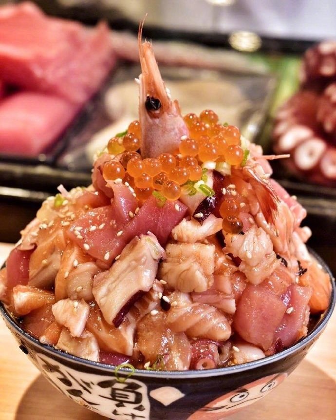 日式料理超大的海鲜丼饭图片