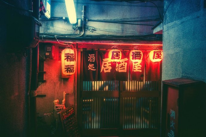灯火通明的日本街头夜晚风景图片