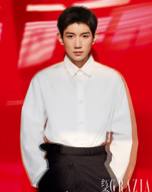 男团TFBOYS王源《红秀GRAZIA》硬照图片 3