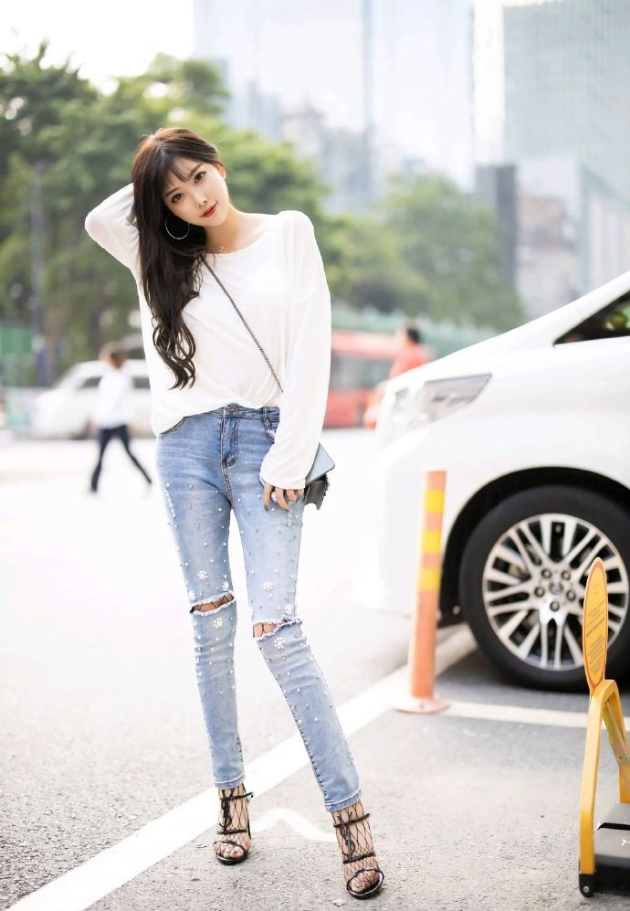 紧身牛仔裤美女杨晨晨大长腿写真图片 3