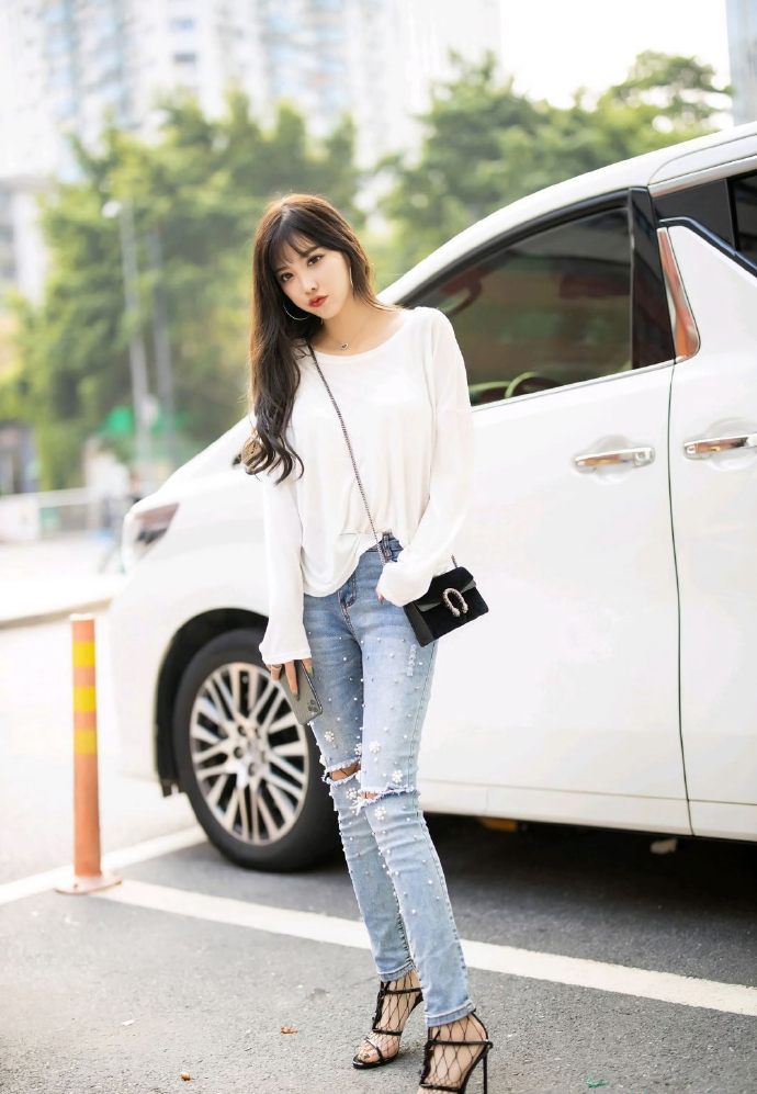 紧身牛仔裤美女杨晨晨大长腿写真图片 5