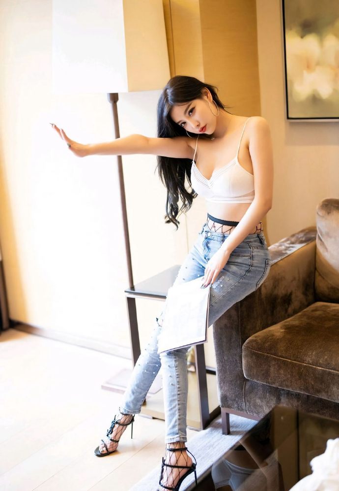 紧身牛仔裤美女杨晨晨大长腿写真图片 8