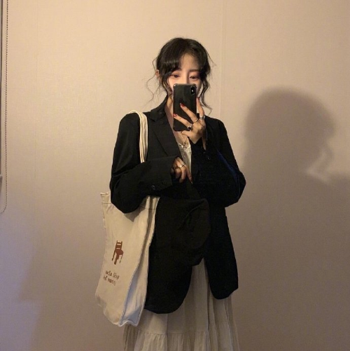 韩国美女时尚博主利落的冬日衣服颜色搭配技巧
