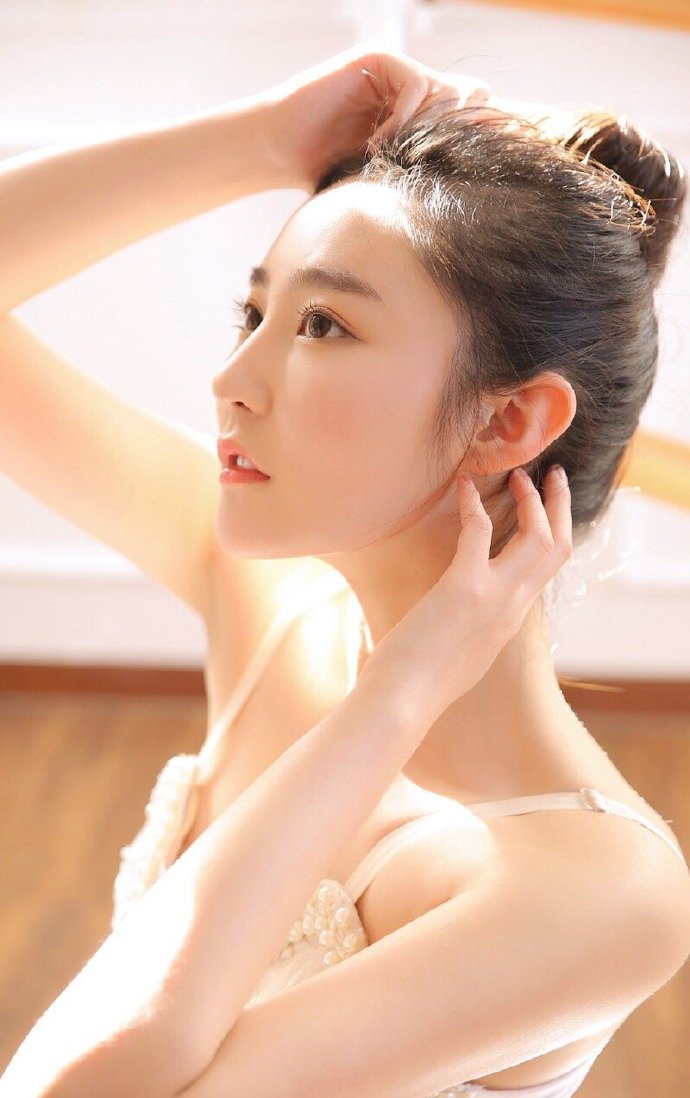 婀娜舞裙白嫩清纯美少女图片 3