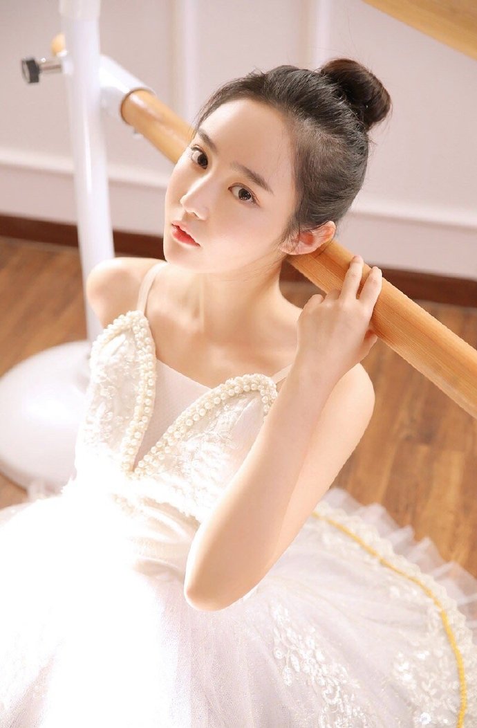 婀娜舞裙白嫩清纯美少女图片 4
