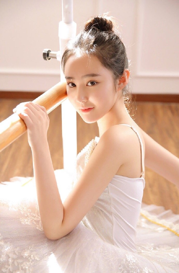 婀娜舞裙白嫩清纯美少女图片 6