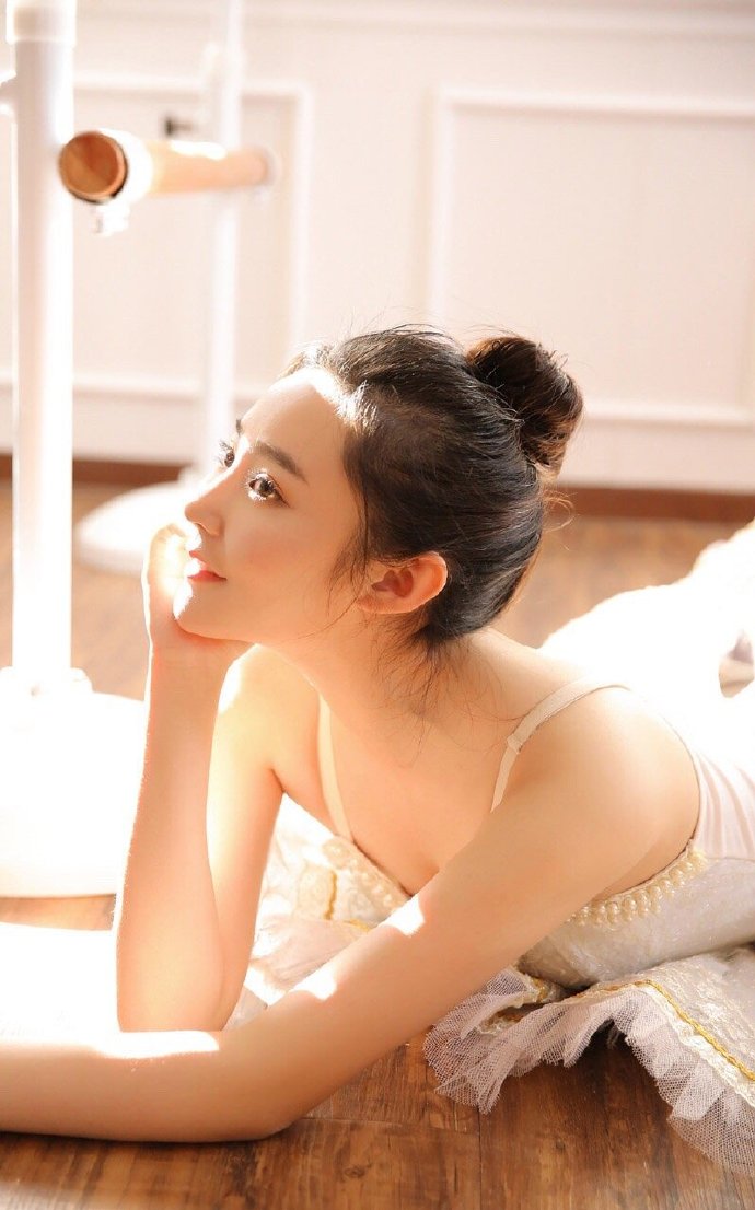 婀娜舞裙白嫩清纯美少女图片 7