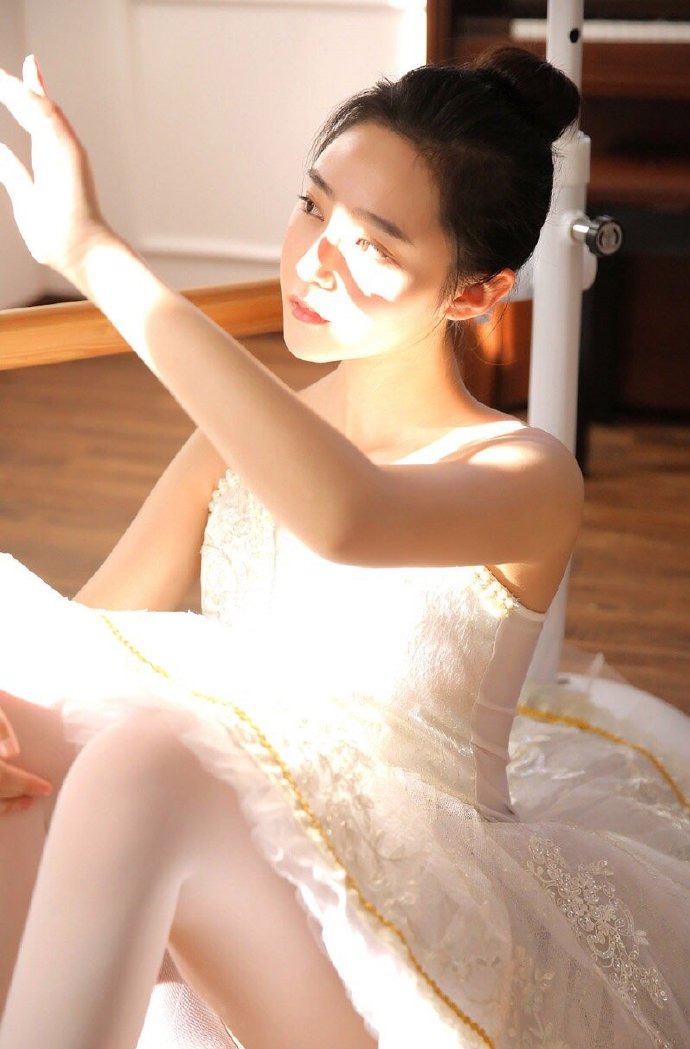 婀娜舞裙白嫩清纯美少女图片 8