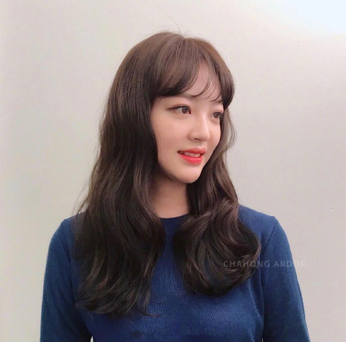 知性迷人长发大波浪卷发美女图片