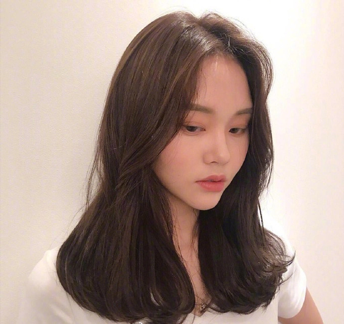 知性迷人长发大波浪卷发美女图片 2