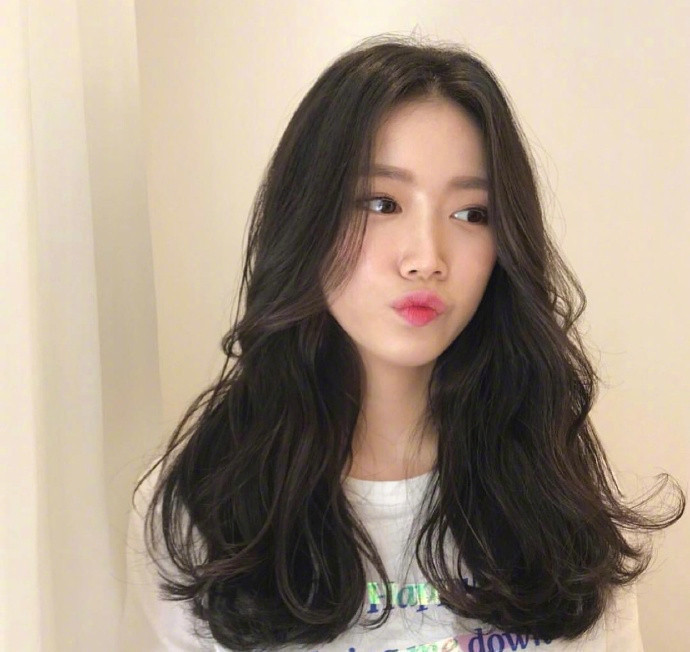 知性迷人长发大波浪卷发美女图片 6
