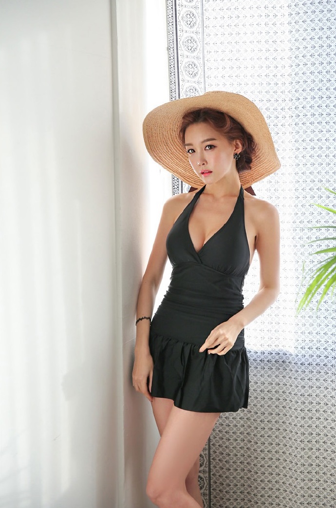 大帽檐泳装美女模特性感写真图片 10