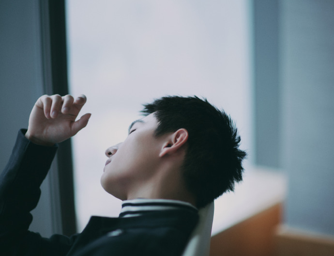 小鲜肉男明星杨洋黑色上衣搭配条纹衫帅气图片 4