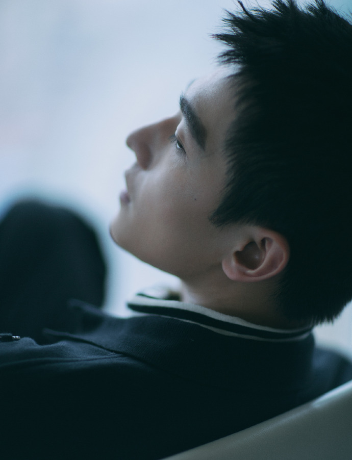 小鲜肉男明星杨洋黑色上衣搭配条纹衫帅气图片 5