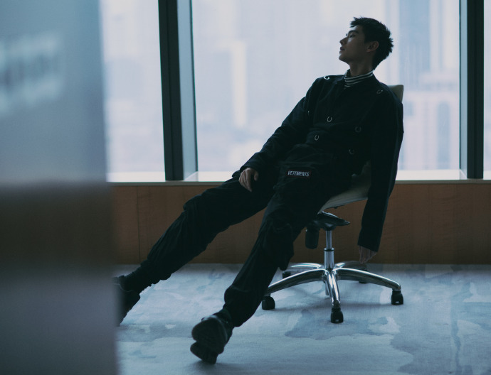 小鲜肉男明星杨洋黑色上衣搭配条纹衫帅气图片 7