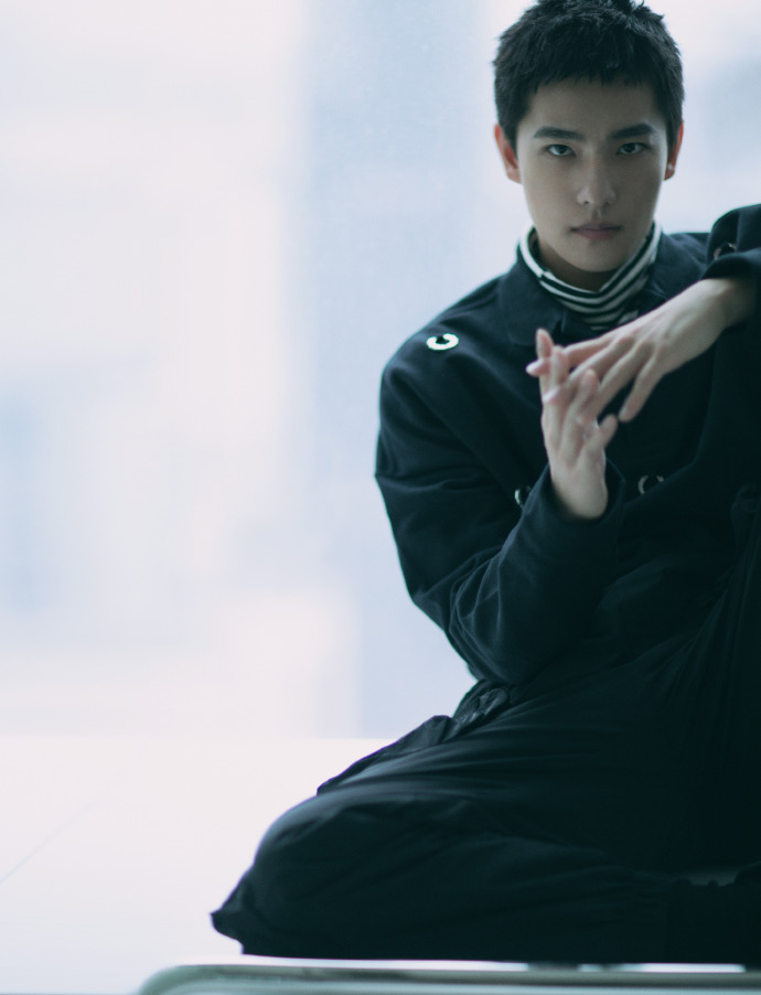 小鲜肉男明星杨洋黑色上衣搭配条纹衫帅气图片 10
