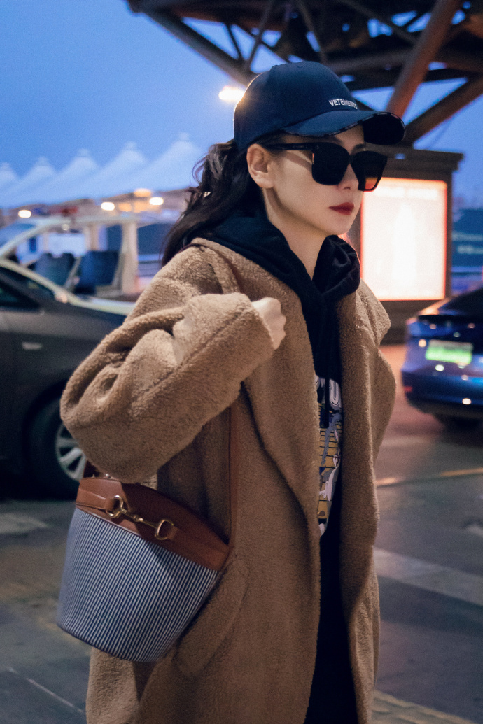 中国美女明星戚薇副业美妆博主保暖服装搭配参考 4