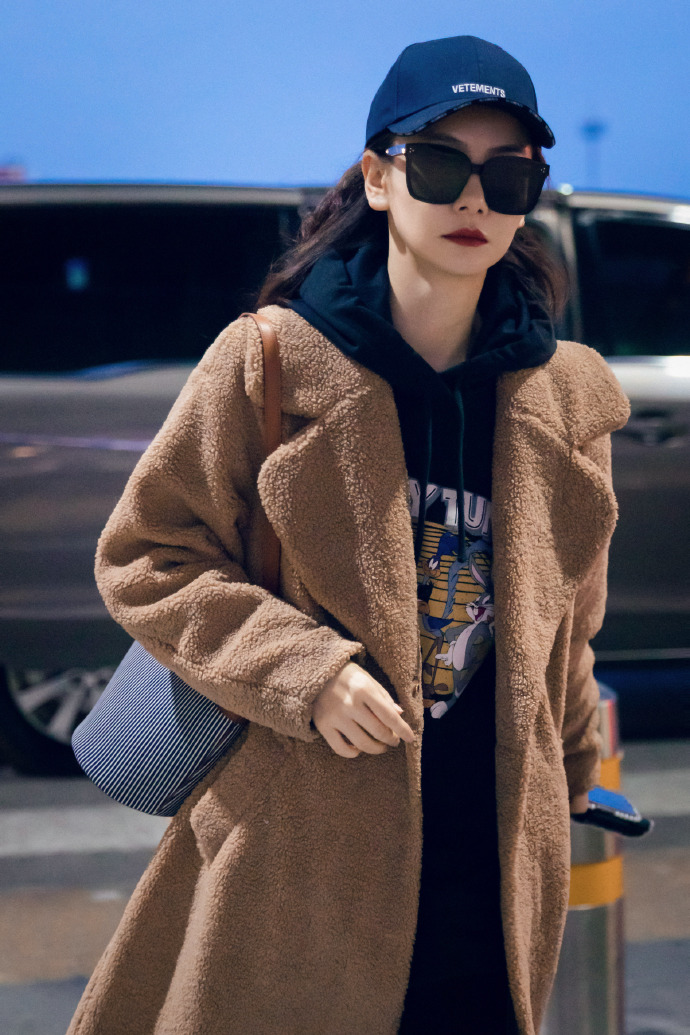 中国美女明星戚薇副业美妆博主保暖服装搭配参考 5
