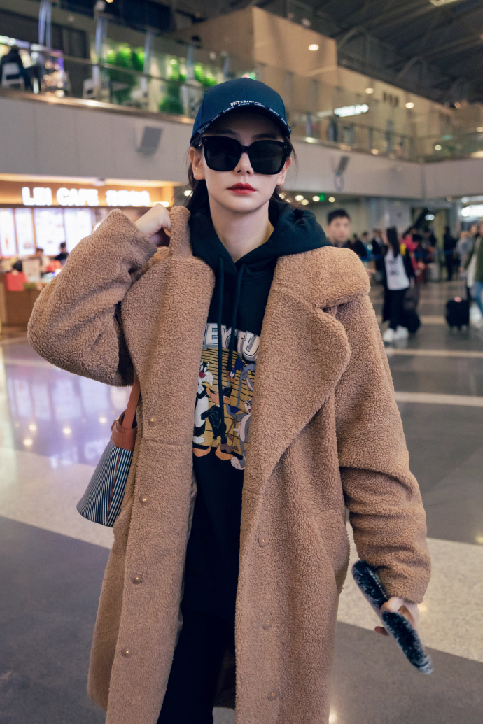 中国美女明星戚薇副业美妆博主保暖服装搭配参考 6