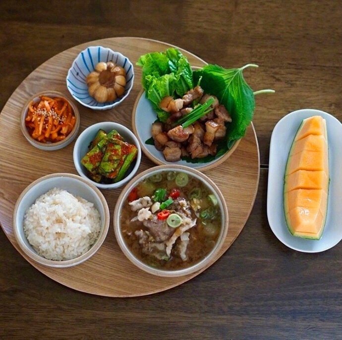 每天最开心的事就是吃 餐桌上的美食图片