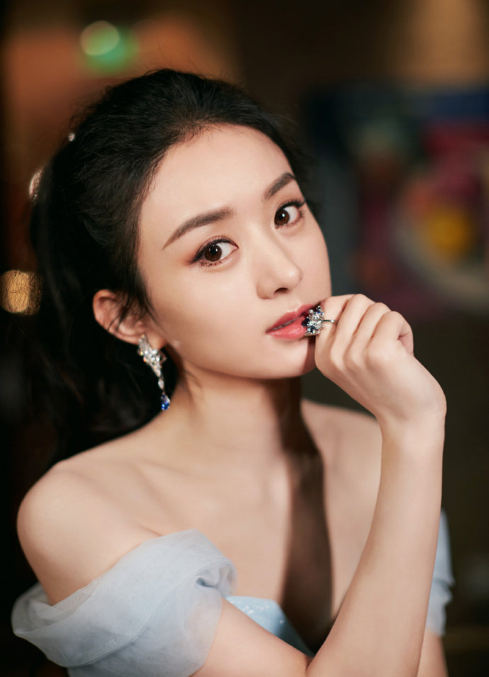 中国美女明星辣妈赵丽颖淡蓝色星空纱裙高贵典雅图片 2