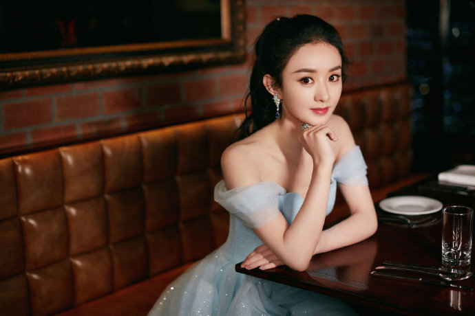 中国美女明星辣妈赵丽颖淡蓝色星空纱裙高贵典雅图片 3