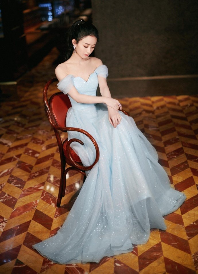 中国美女明星辣妈赵丽颖淡蓝色星空纱裙高贵典雅图片 4
