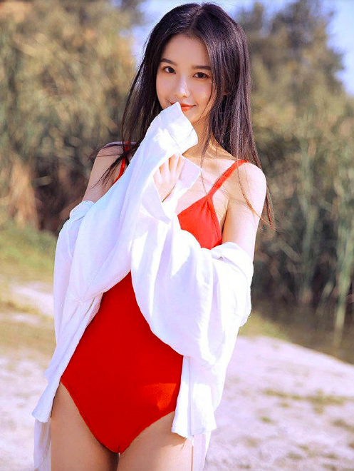 平胸女孩红色泳衣美女写真图片平不平胸不重要 2