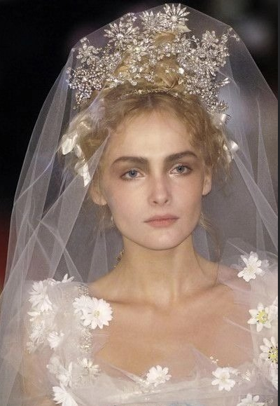 奢华的漂亮婚纱头纱图片 4