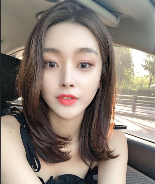 高颜值极品美女自拍照图片